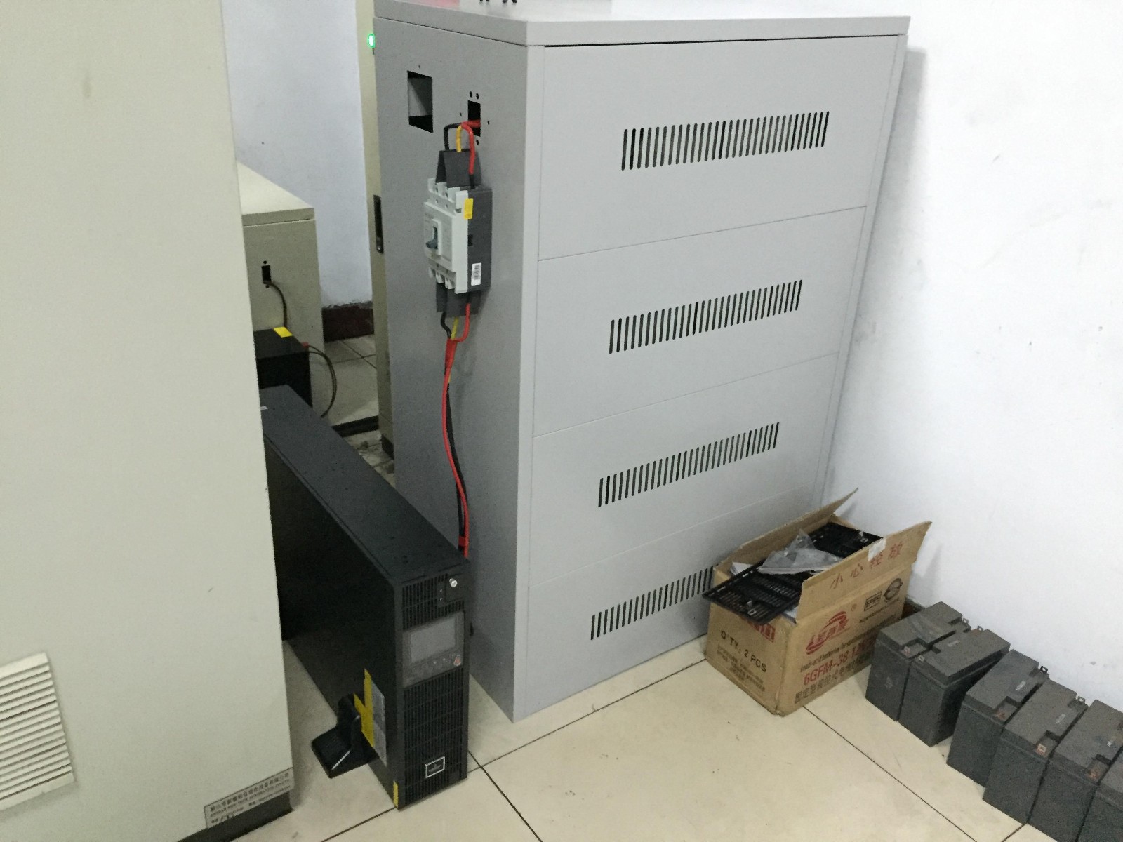 UPS蓄电池充放电